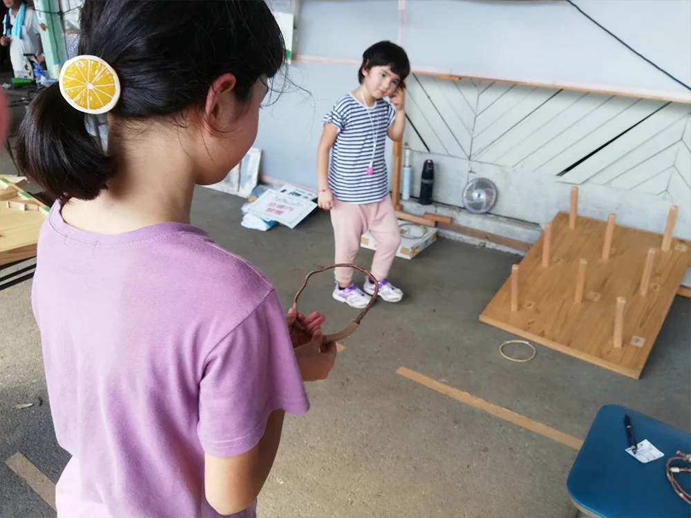 輪投げゲームの輪も木の枝でできていて個性的。