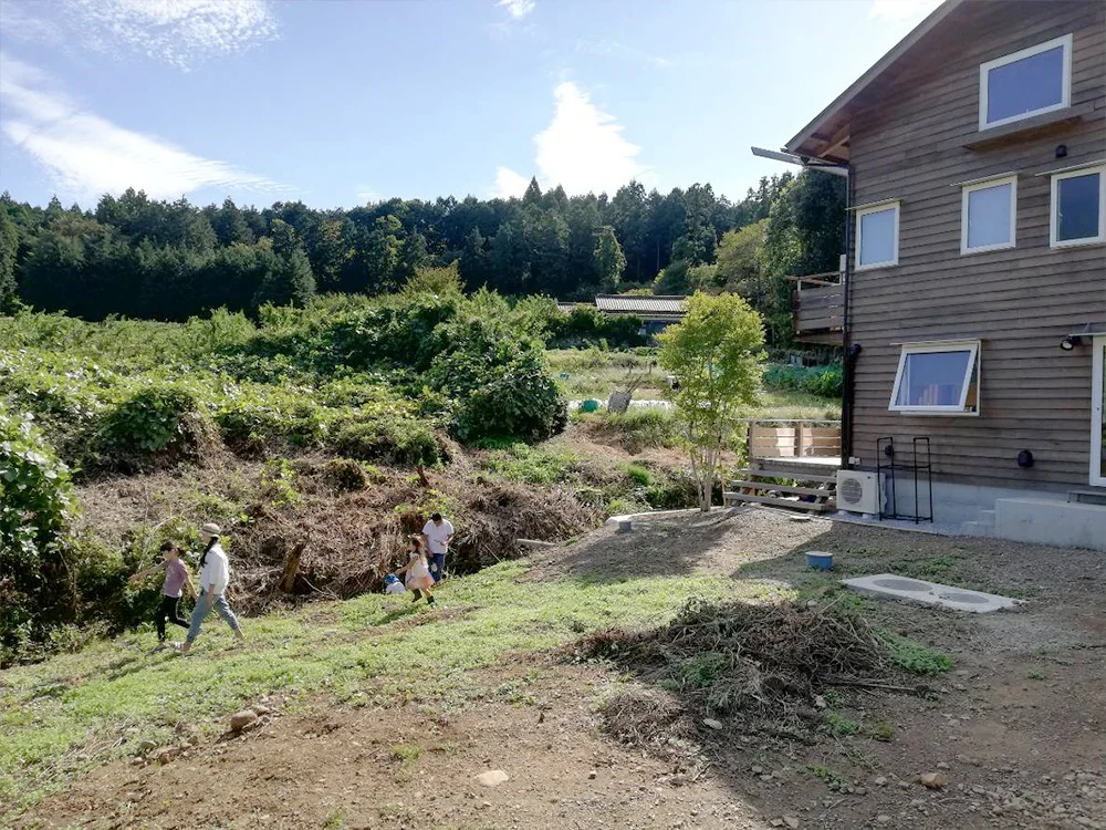 家の側に小川が流れる素敵なお家。裏にはオーガニックガーデンができる予定!