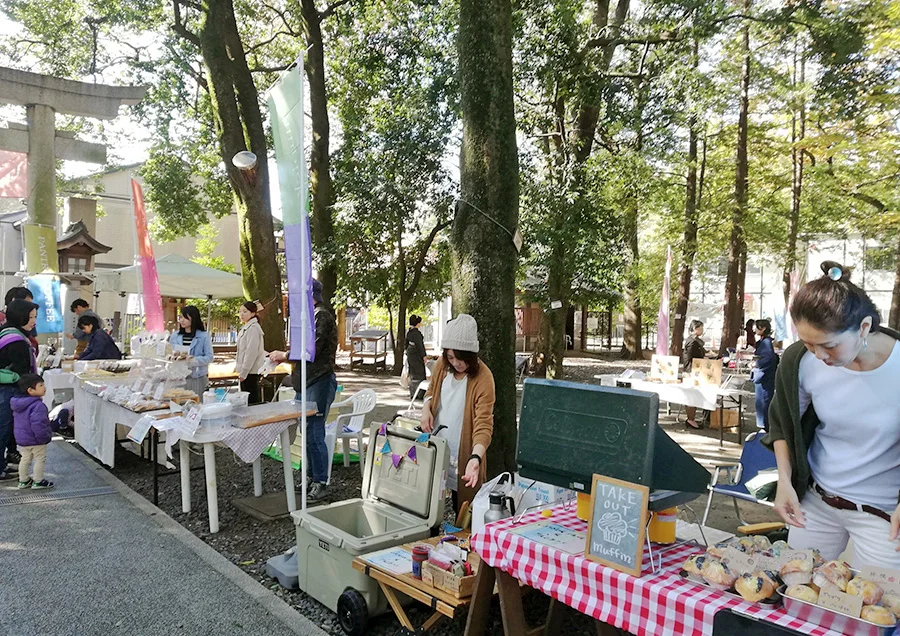 参道脇に様々なお店が並びます。