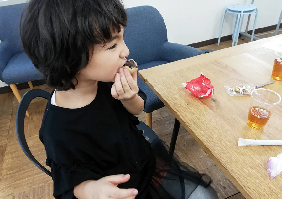 食いしん坊担当の次女。私の最中までパクリ。うう、食べたかった。