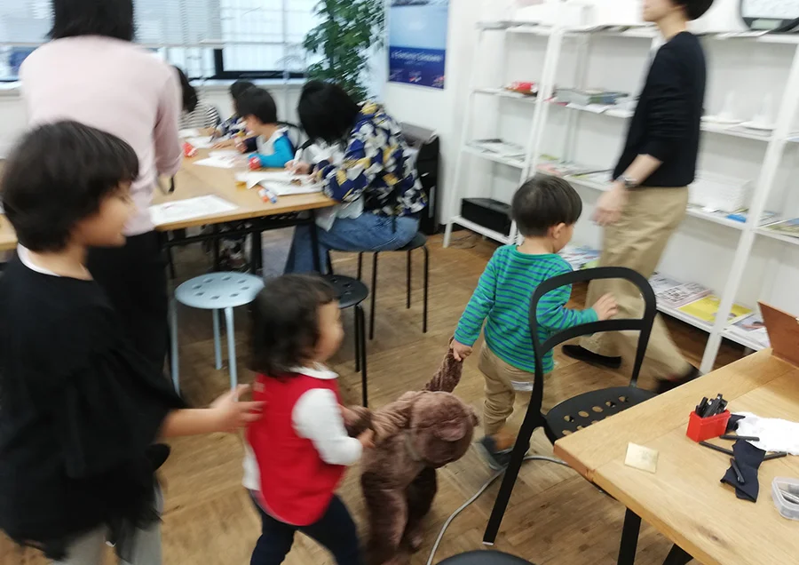 ただただ室内を歩き回るという遊び。・・・遊び?!