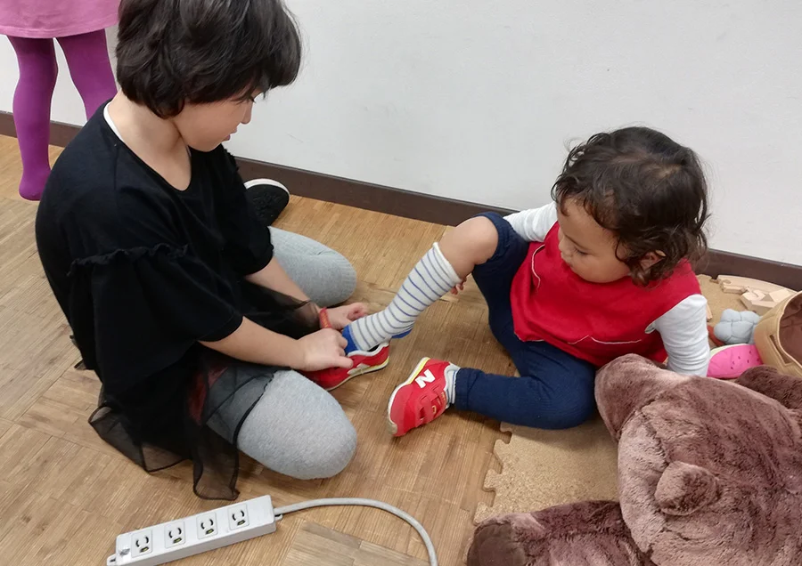 何気に世話好きの次女。靴下と靴をはかしてあげています。自分靴履いてないのに・・・汗