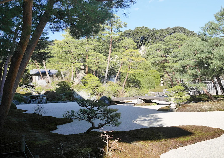 横山大観の名作「白沙青松」をモチーフに作られた「白砂青松庭」