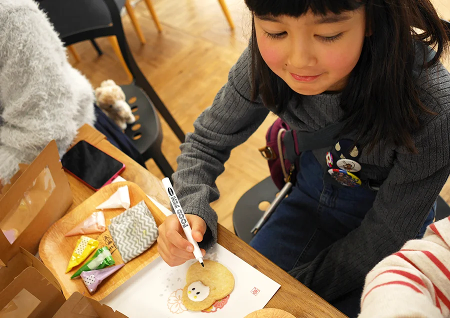 ひゃくまんさんの顔にとりかかりました!これFOOD PENといって食べてもOKなペンなのです。