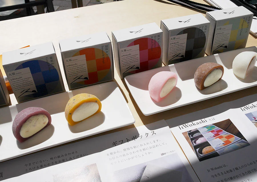 三重県鈴鹿市の「It大福」。パッケージもかわいい。迷った末、粒餡×クリームを購入!