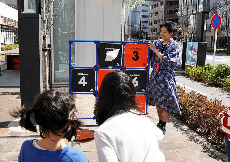 小さいまくらを的に向けて投げます。楽しい〜!