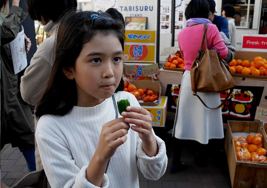 ピーマンの食べ歩き。宮崎県の日南市の女子の間で流行っているそう!(嘘です)