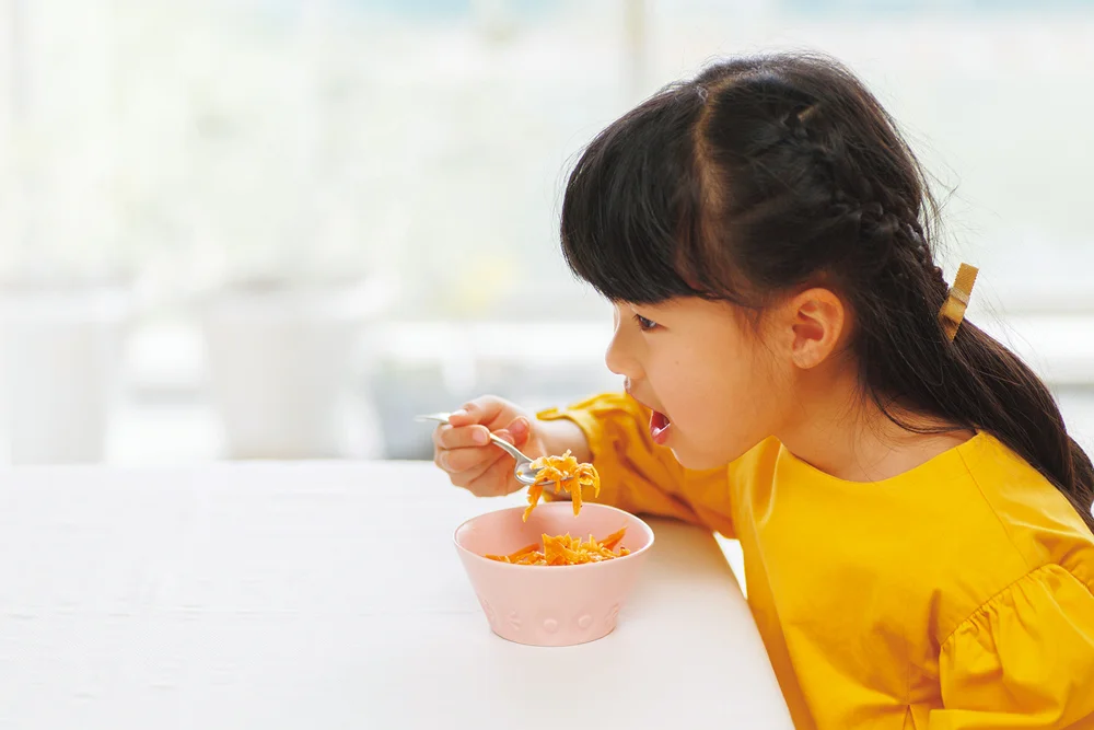安心して皮ごと食べられるので、にんじんはさっとブラシで洗ってマスタードと和えてキャロットラペに