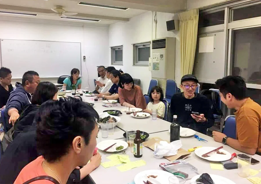 わいわい飲みながら食べながらするアイデアソン。一杯で顔真っ赤の私。