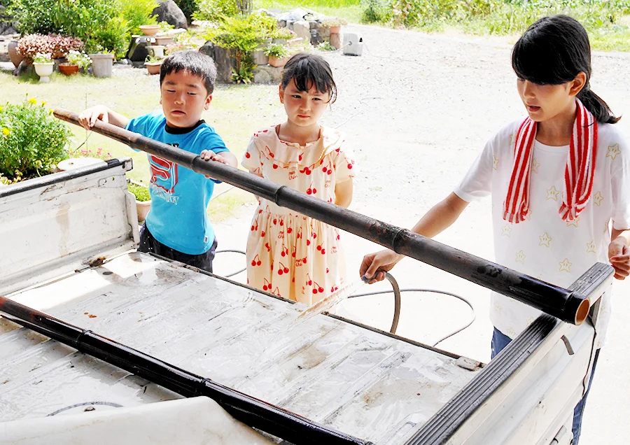 じいちゃんの軽トラックに乗せて水を流しながら洗います。