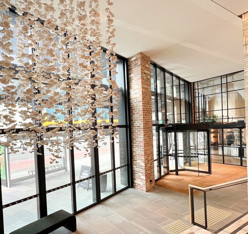 ⁣
Commissioned for Home's Southbank lobby, 'Float' is composed of ten thousand hand sculpted attenuated porcelain forms - transmitting light at different times of the day to cast a myriad of shadows and tones.⁣
⁣
#artcommission #fineart #suspendedins