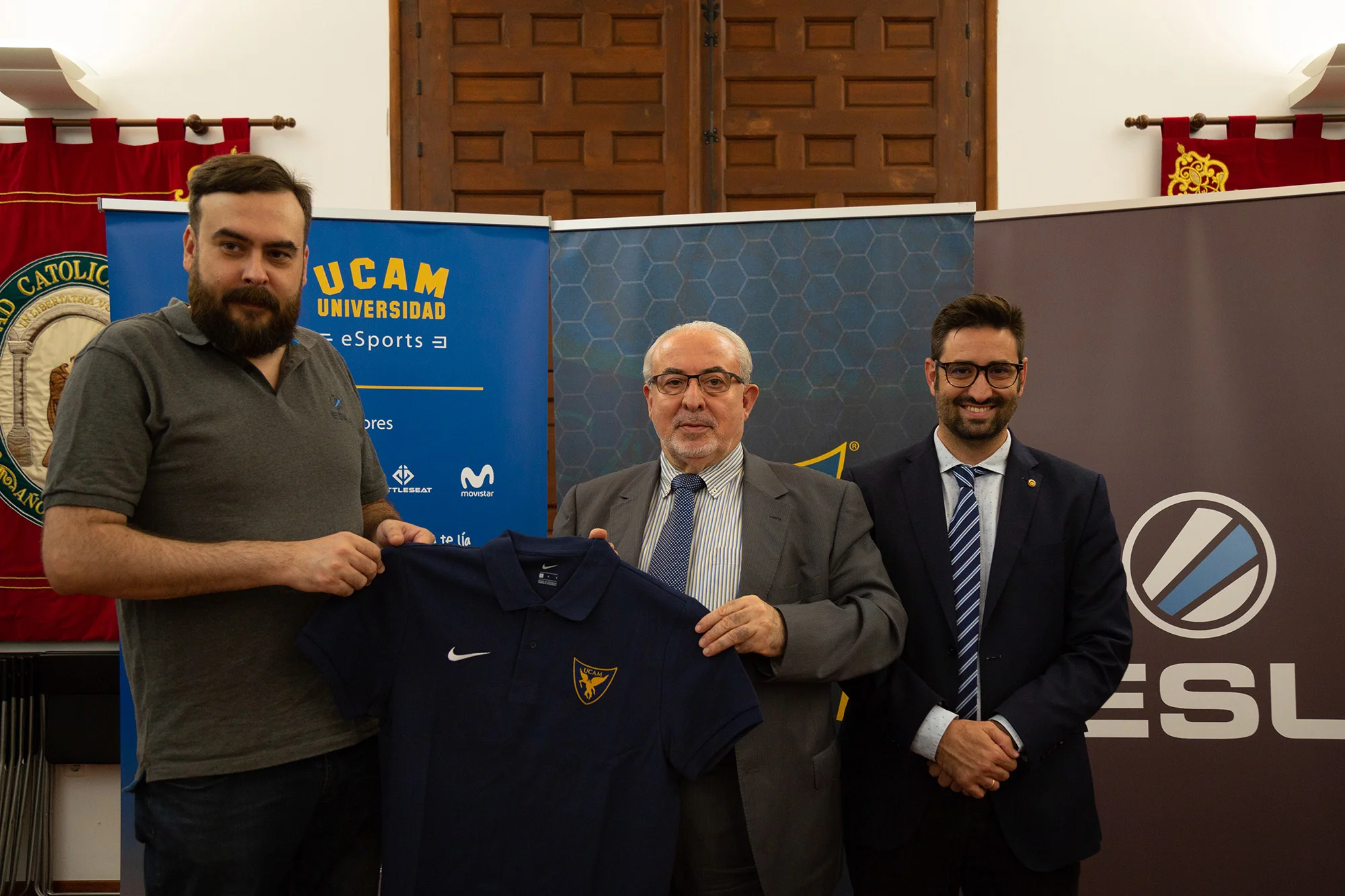 En la foto: Héctor Calvo, director general de ESL para Latinoamérica, España y Portugal. José Luis Mendoza, presidente de la Universidad Católica de Murcia y Samuel Mendoza, Director General de Infraestructuras y Desarrollo Digital de la UCAM para las cámaras durante el acuerdo.
