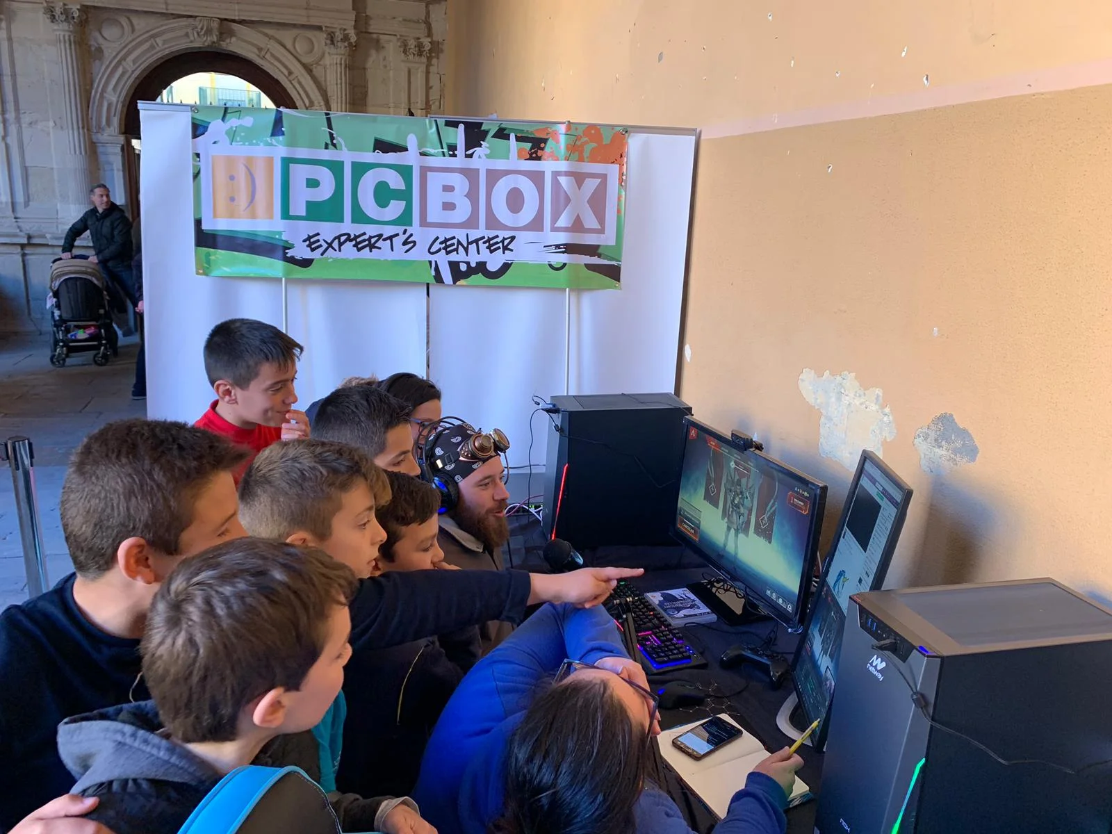 Foto: Francisco José Lozano (Cortesía) - “Retro Santo Domingo 2019. Más que videojuegos por alimentos”. En la foto: Asistentes al evento en el stand de UCAM visionan la realización en directo ( streaming ) de un nuevo eSports.