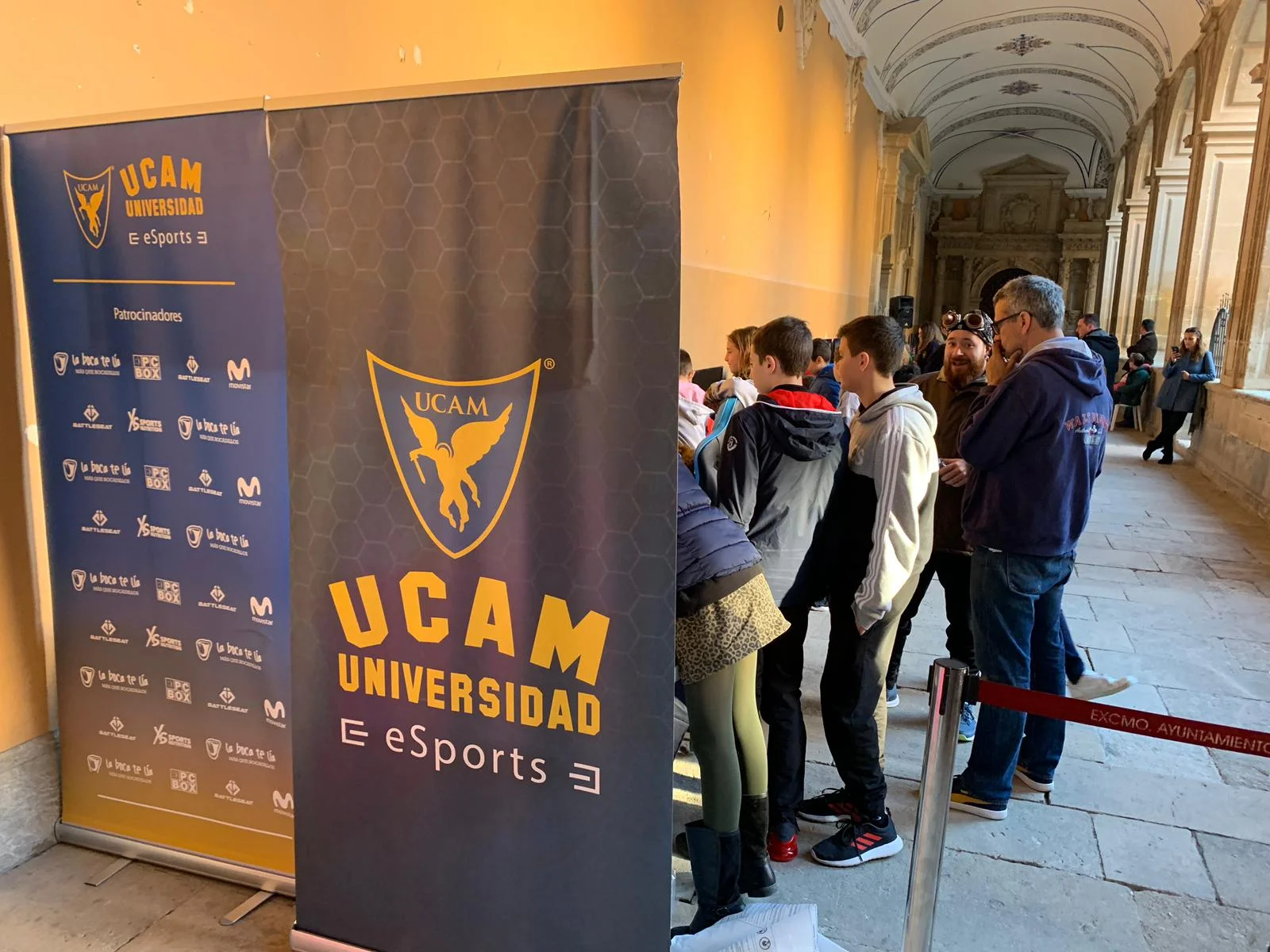 Foto: Francisco José Lozano (Cortesía) - “Retro Santo Domingo 2019. Más que videojuegos por alimentos”. En la foto: Asistentes al evento esperando turno en el stand de UCAM para practicar sus eSports favoritos.
