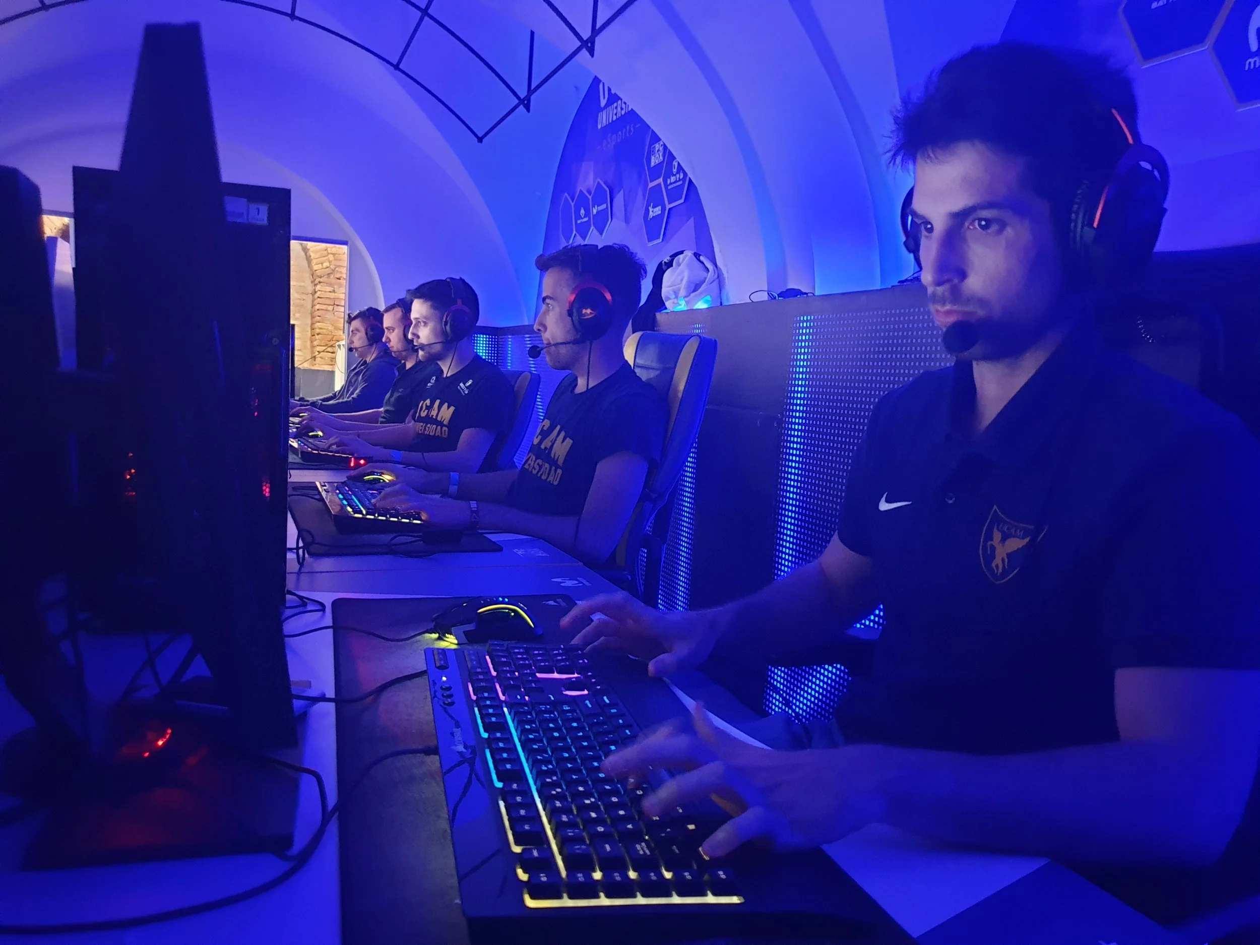 En la Fotografía: Javier Amorós García - En la foto: Jugadores del equipo de UCAM " Arcángeles " jugando a una partida en el campeonato de League of Legends " Murcia eSports Series ".