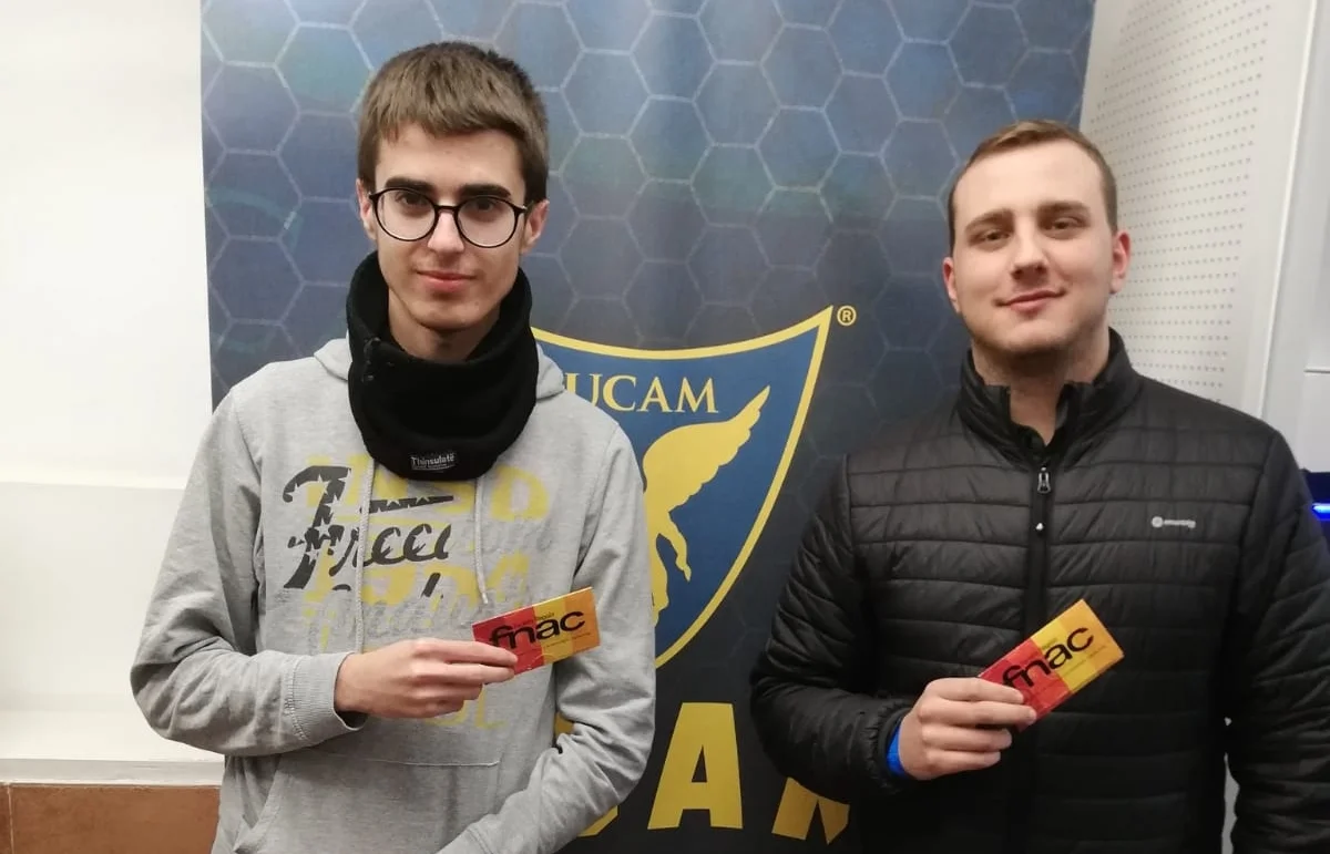 Foto: Javier Amorós García - En la foto: A la izq: el jugador “ Bresian ”, a la derecha: El jugador “ Pinpamtrucutrucu ”. Ambos reconocen su premio en el torneo de 2 contra 2.
