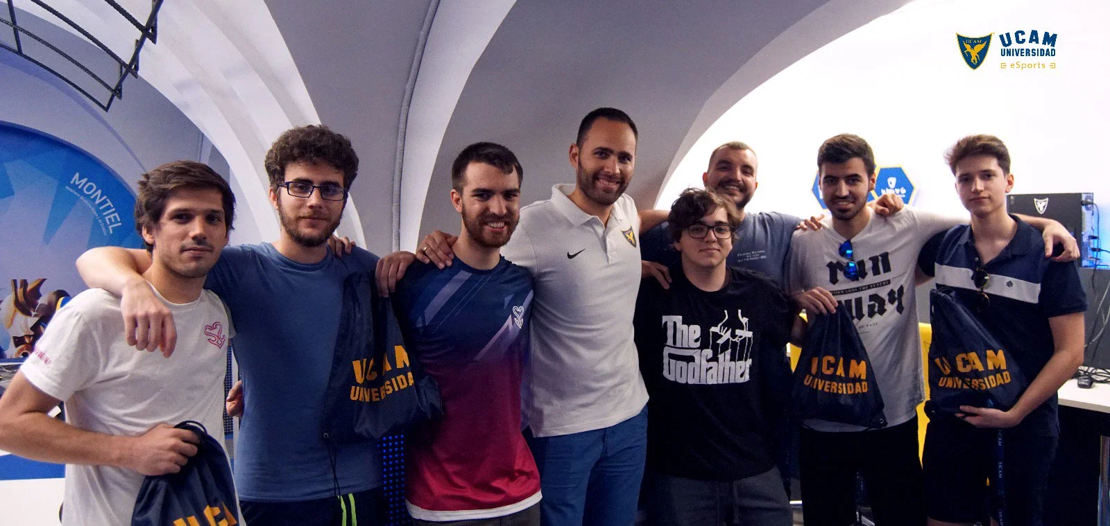 Foto: El equipo profesional de ‘League of Legends’ S2V durante su estancia en las instalaciones del CIFeS bajo el servicio de STAGeS de UCAM eSports