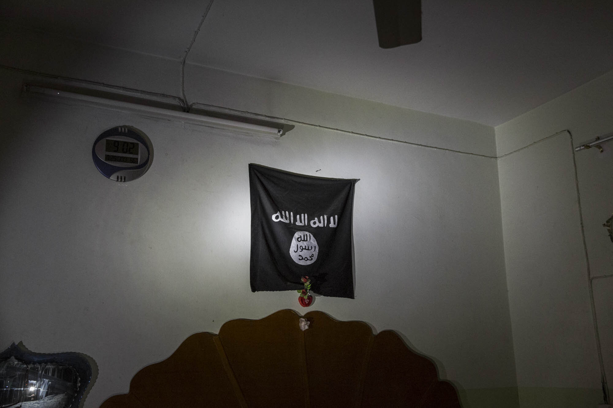  An ISIS flag was found hanging above a bed in a house used by militants up until the day before in the Shuhada neighbourhood of west Mosul. Iraq - March 2017 