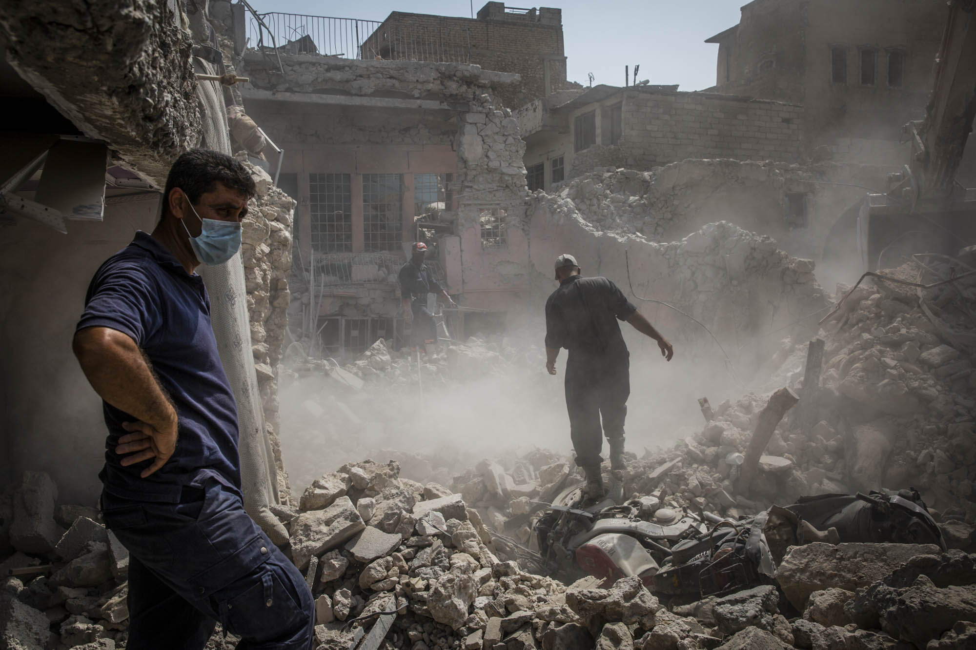 Iraqi Civil Defence workers searched for the bodies of five of Leyla Hasan Said’s relatives in the Old City of Mosul. They were killed by what she said were multiple airstrikes targeting ISIS militants who were positioned nearby. Iraq - September 20