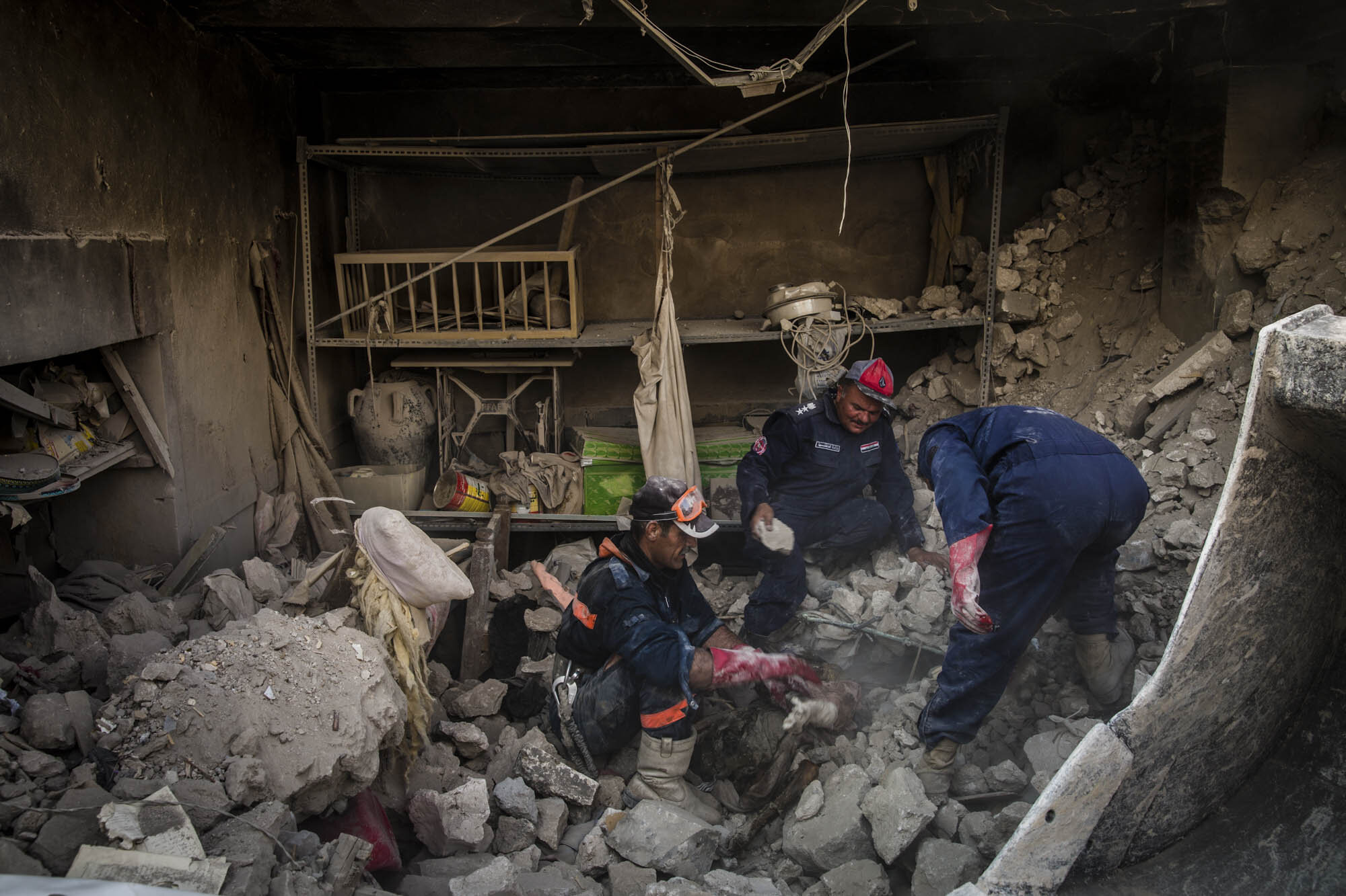  Iraqi civil defense workers recovered the body of Sondus Mazaal’s mother who was killed by an airstrike in Mosul’s Old City in June. Iraq - September 2017 
