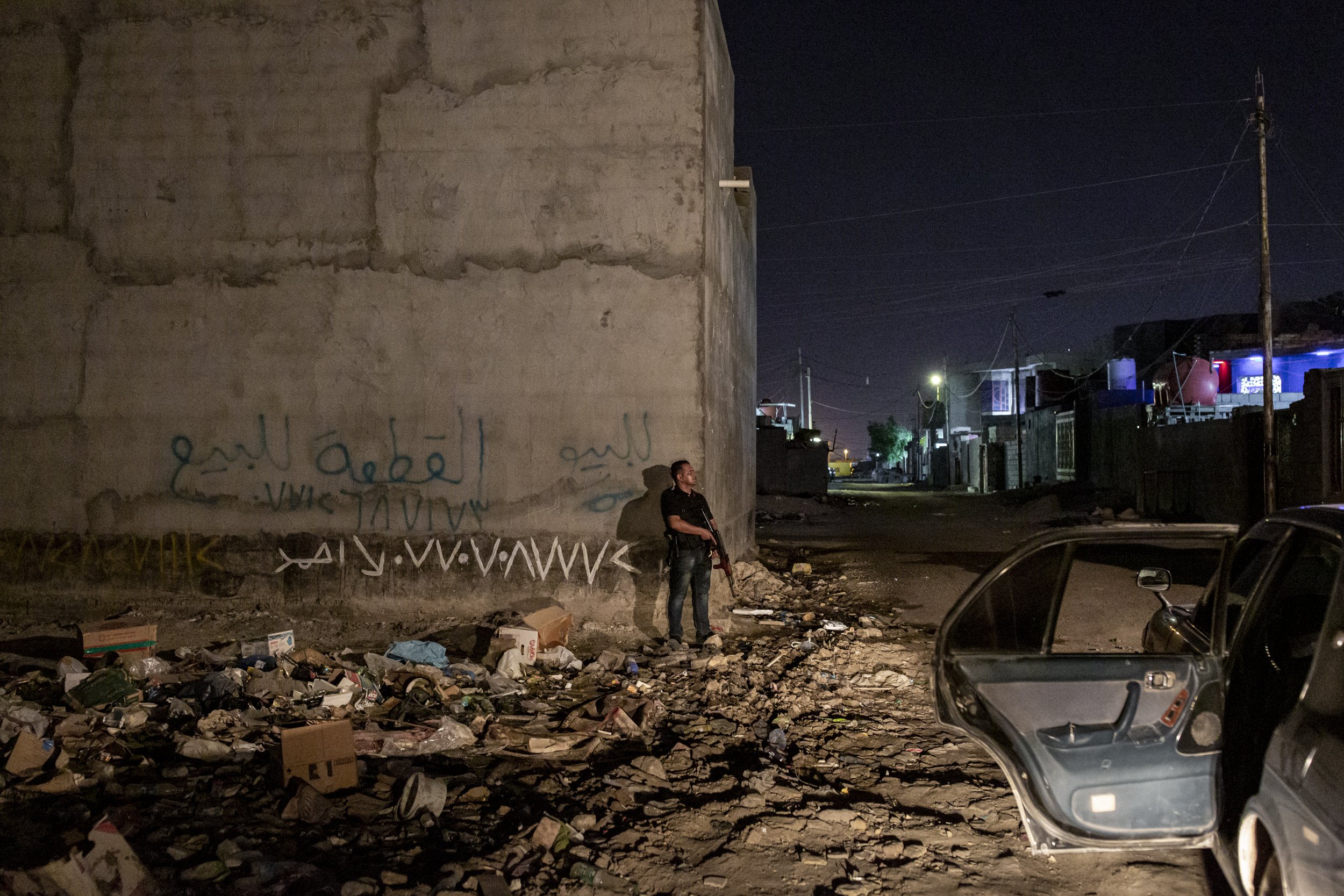  Members of a specialised police narcotics unit entered the home of a known drug dealer on the outskirts of Basra city, after a judge had issued a warrant for his arrest. 