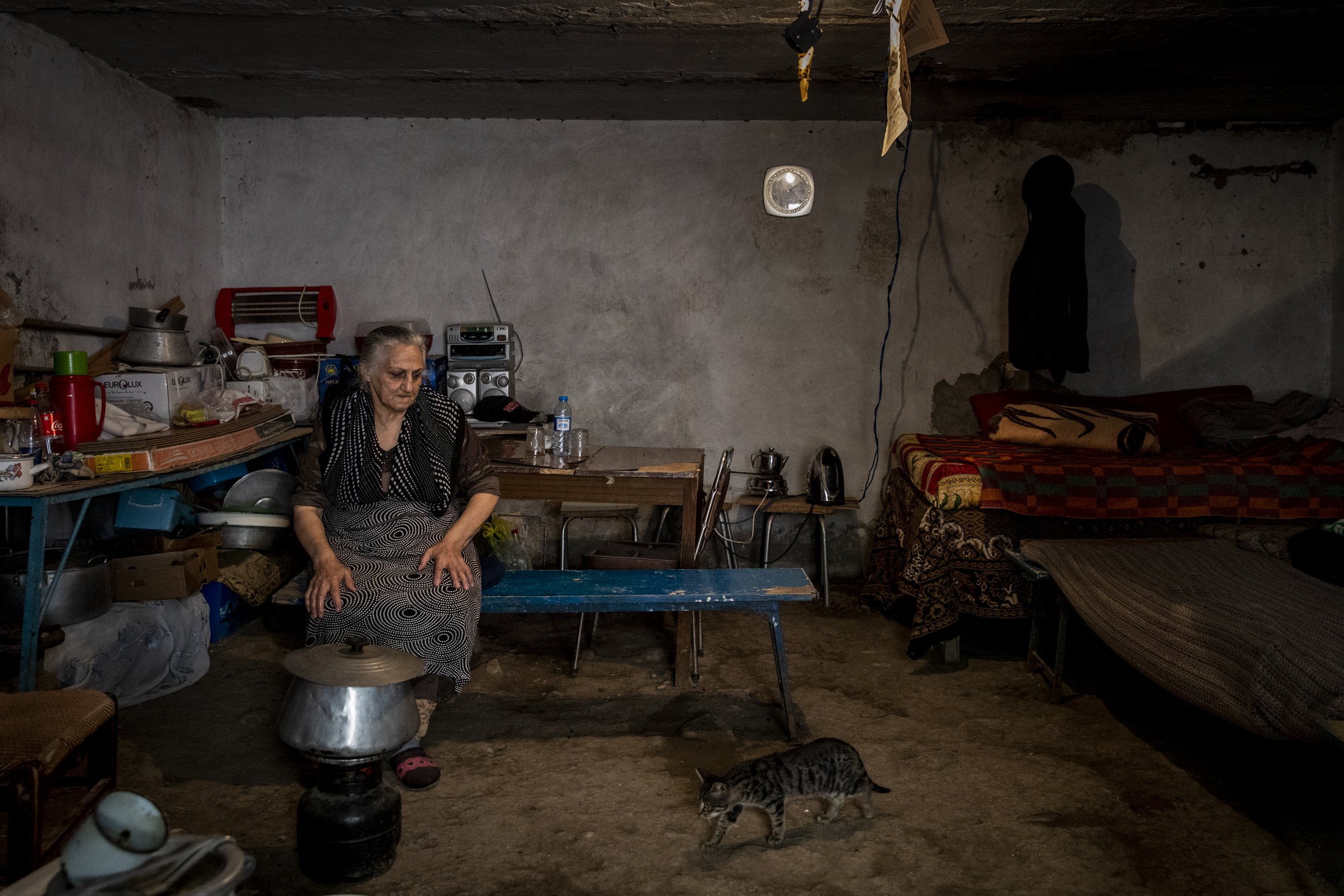  Seriyye Maharramova, 73, sat in the underground bunker where she now lives along with 4 other people in the frontline city of Terter. 