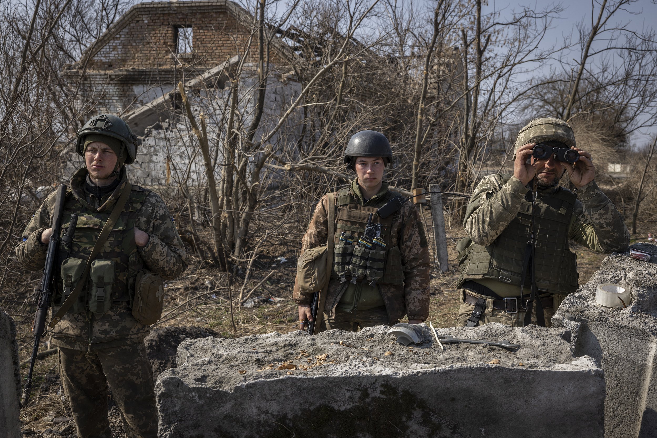  Ukrainian soldiers kept an eye on the horizon and manned a checkpoint at a frontline position on the north eastern edge of Kyiv. March, 2022. 