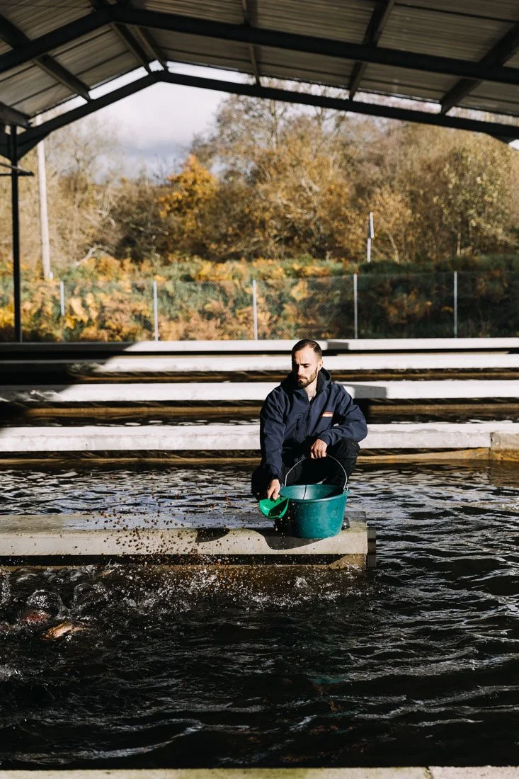 savoir faire en pisciculture - alimentation - reportage photo par Alice Bertrand