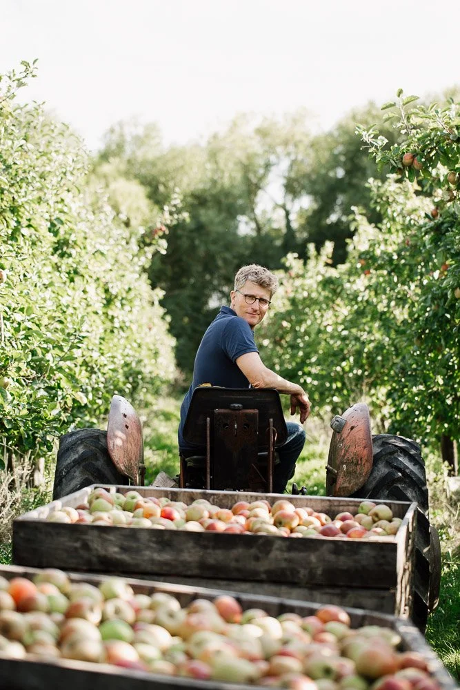 producteurs de pommes en tracteurs- portrait- par Alice Bertrand