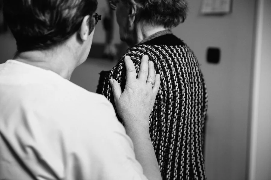 geste soutien patient soignant par Alice Bertrand