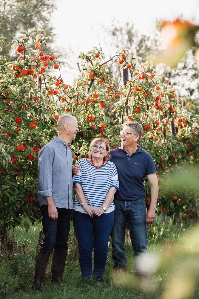 portrait groupe famille de producteurs de pomme Hauts de France - par Alice Bertrand