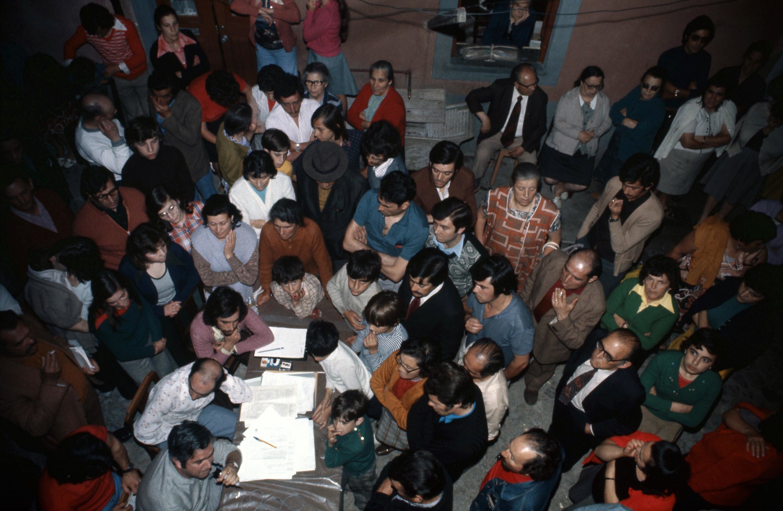 Architects and residents at a SAAL Meeting, Algarve, 1976. Photo by Alexandre Alves Costa