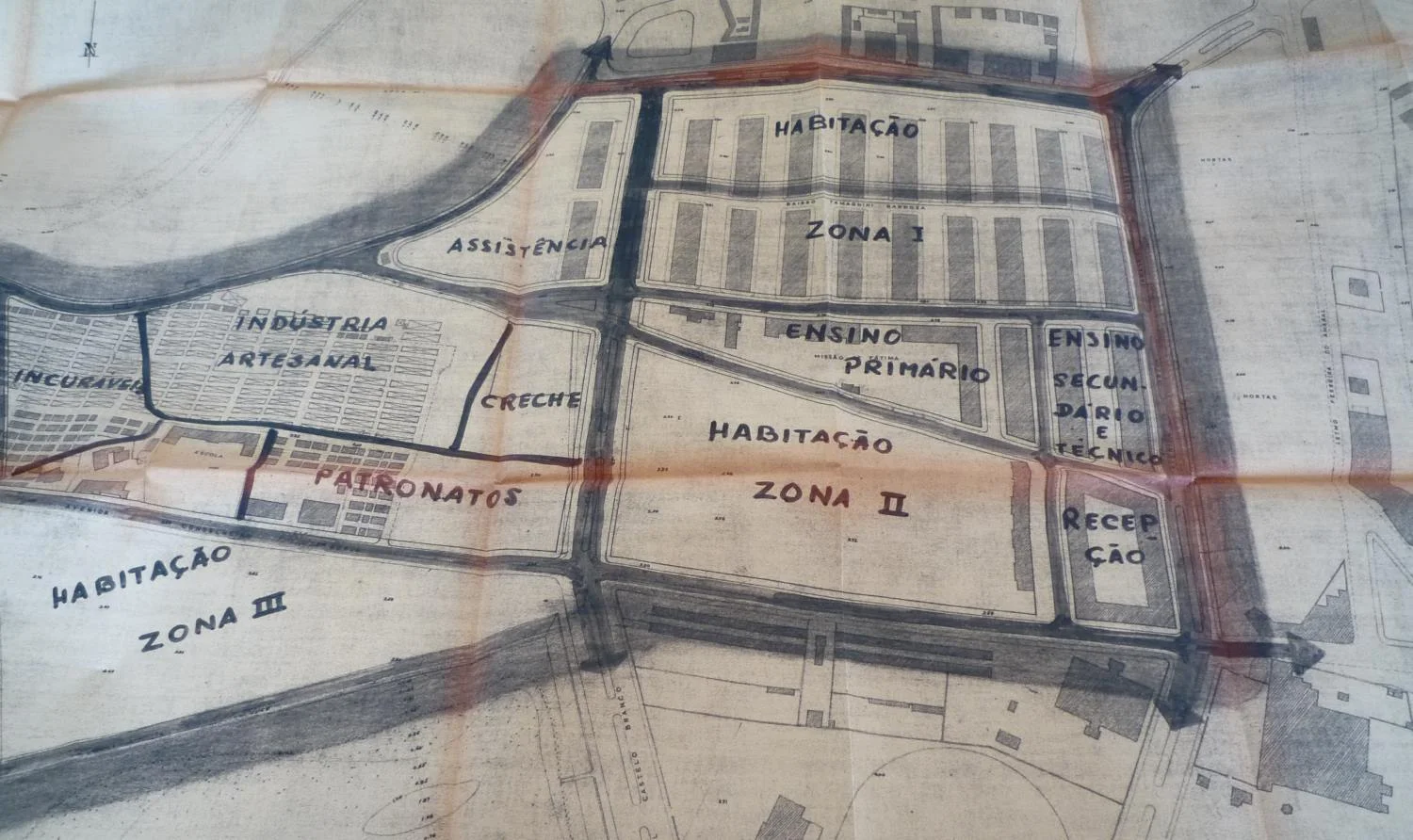 Plan for Bairro da Ilha Verde, 1962. The area to the west is marked as ‘Incurables’. Source: AHU-Arquivo Histórico Ultramarino.
