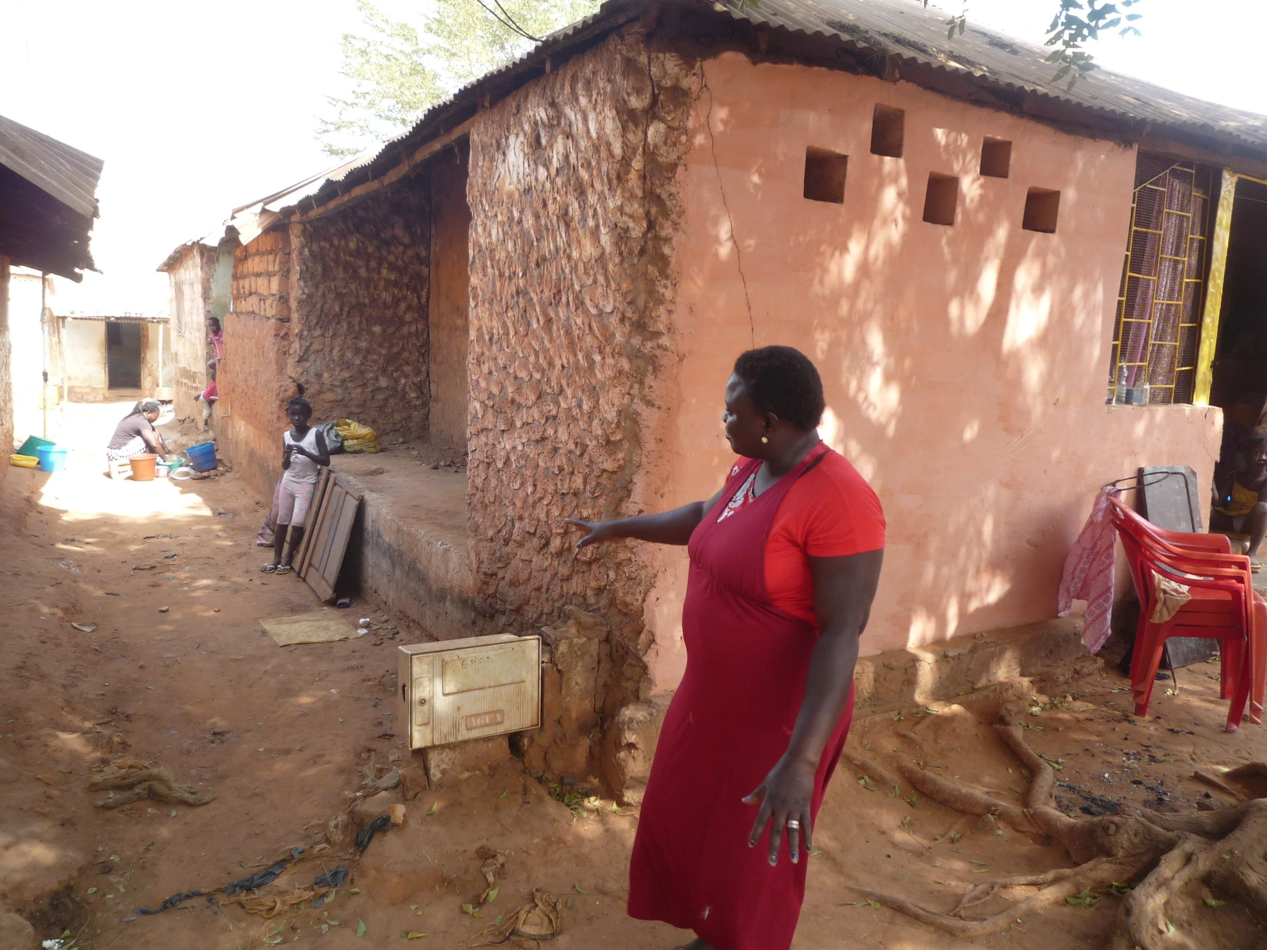 A resident shows her house in the N’Hala re-settlement area (Bairro de Melhoramentos N’Hala).