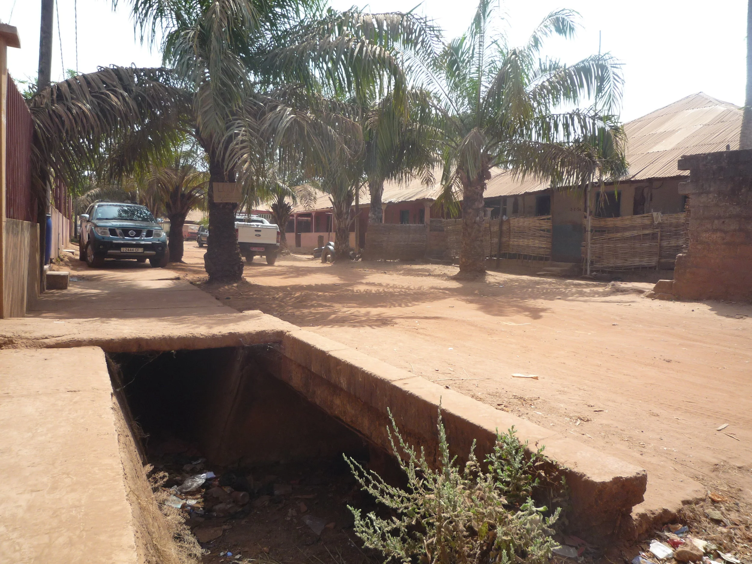 A street with a PMBB drainage ditch in Belém, 2018.