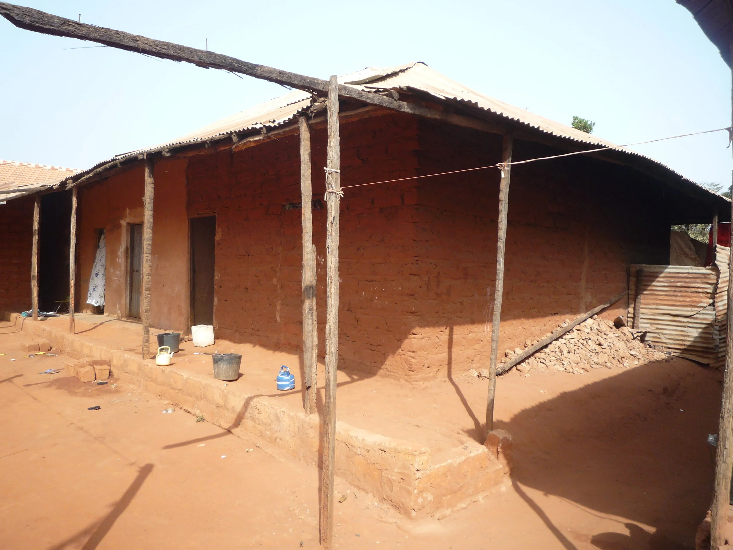 A typical variation of the ‘adobe walls-corrugated metal roof’ dwelling (right, background) and a more straightforward brick structure (left). Bottom picture, dwelling of a relatively low standard.