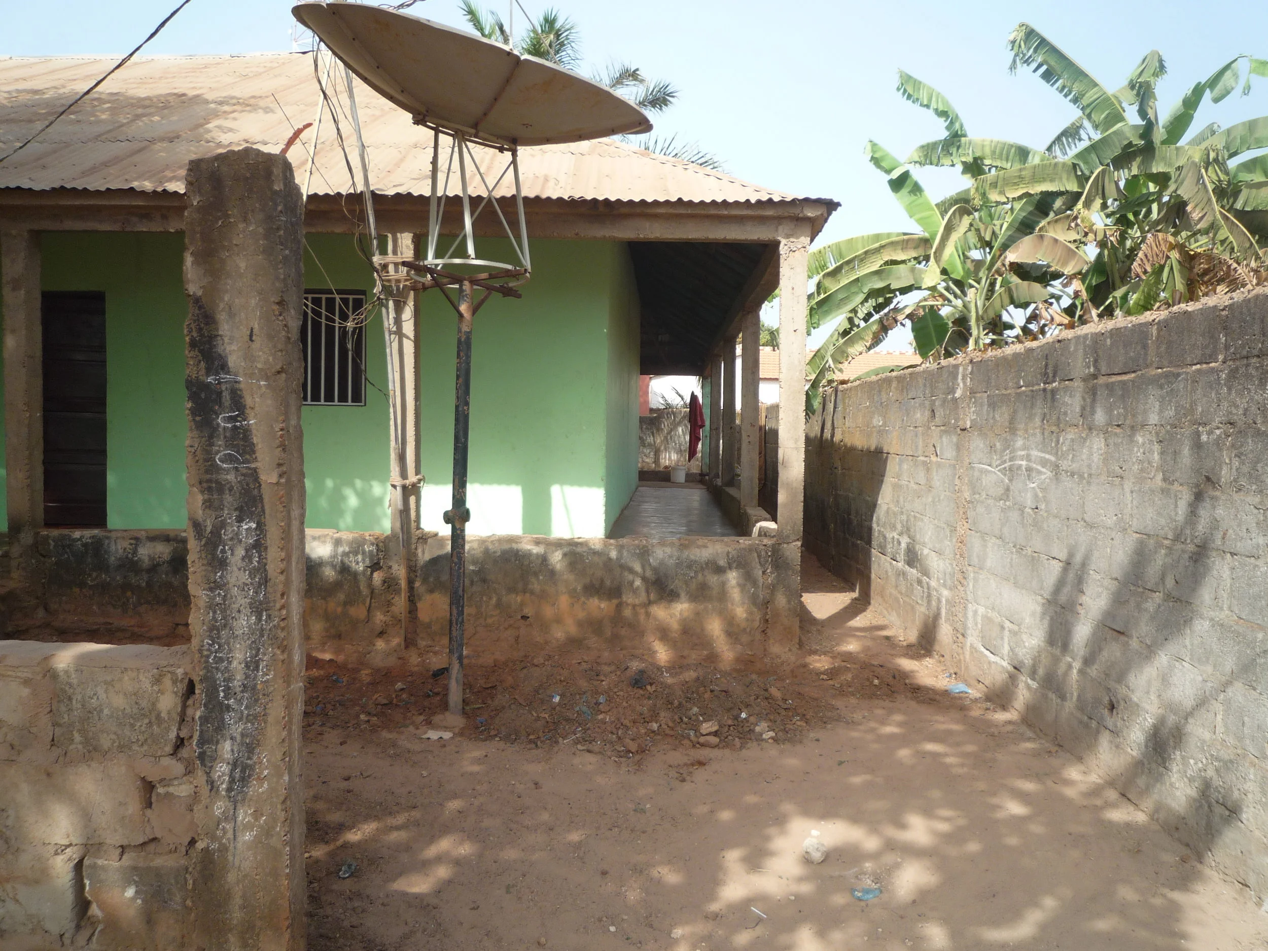 Dwelling with relatively high standards and respecting the mandatory one meter free space to the plot limits.