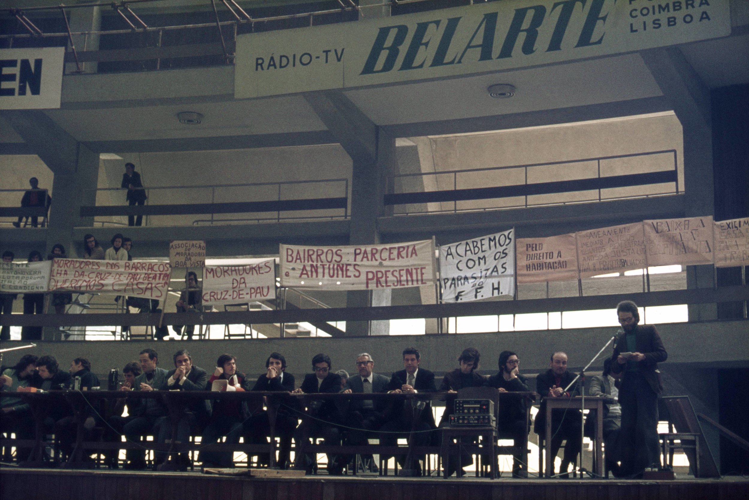 The SAAL meeting at Palácio de Cristal, Porto, 5 April 1975. Top, women vote. Bottom, the representatives of each local association. Photos by Alexandre Alves da Costa.
