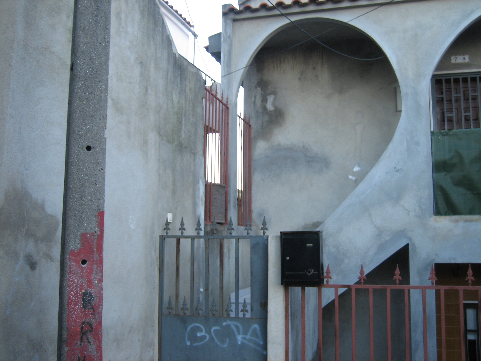Different houses in Cova da Moura, with differing levels of architectural signification