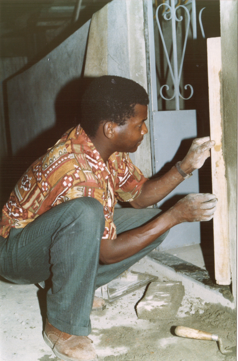 A resident building a dwelling, c. 1992. Photograph by Father Valentim Gonçalves.