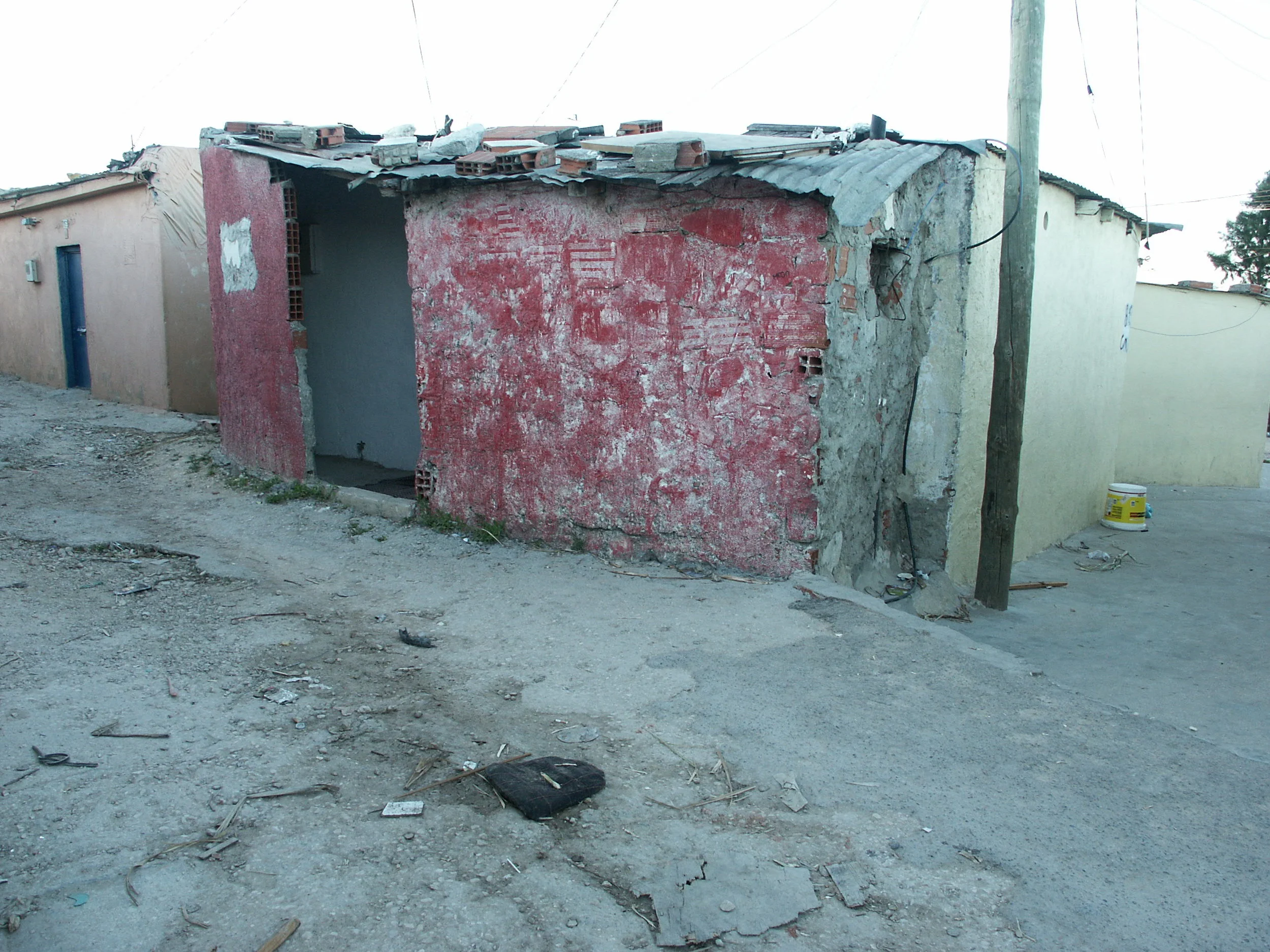 Precarious dwelling (without fundations) in Quinta da Serra, 2008.