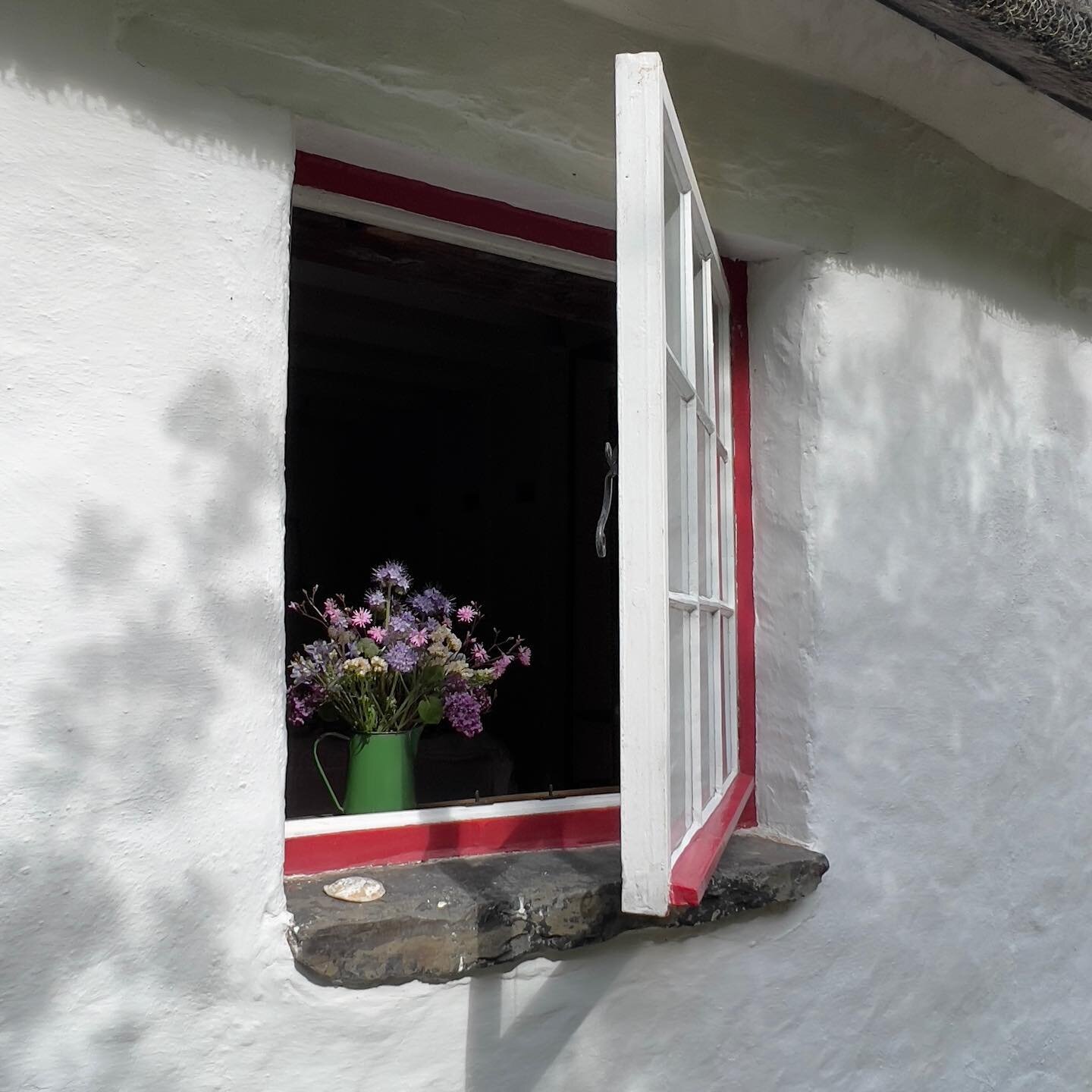 My favourite window at the cottage. This bedroom window opens towards the steam/river with just the sound of birdsong and flowing water for company. I took some beautiful farm flowers over from @littleflowerfarmmalvernhills and mixed the with more wi