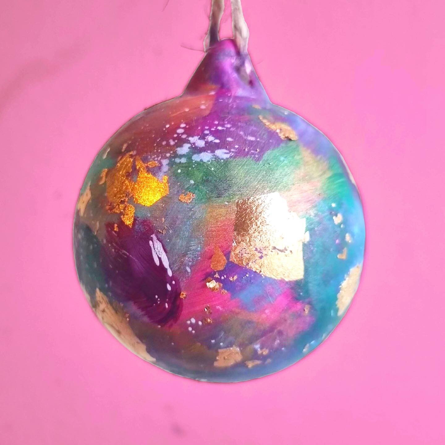 ⚡️LAST CHANCE ⚡️
.
Last chance to grab a hand painted bauble before I close orders at the end of the day tomorrow, Friday 25th November.
.
Limited availability!
.
.
.

#abstractartist #abstractpaintings #abstractlandscape #colourfulartwork #festiveor