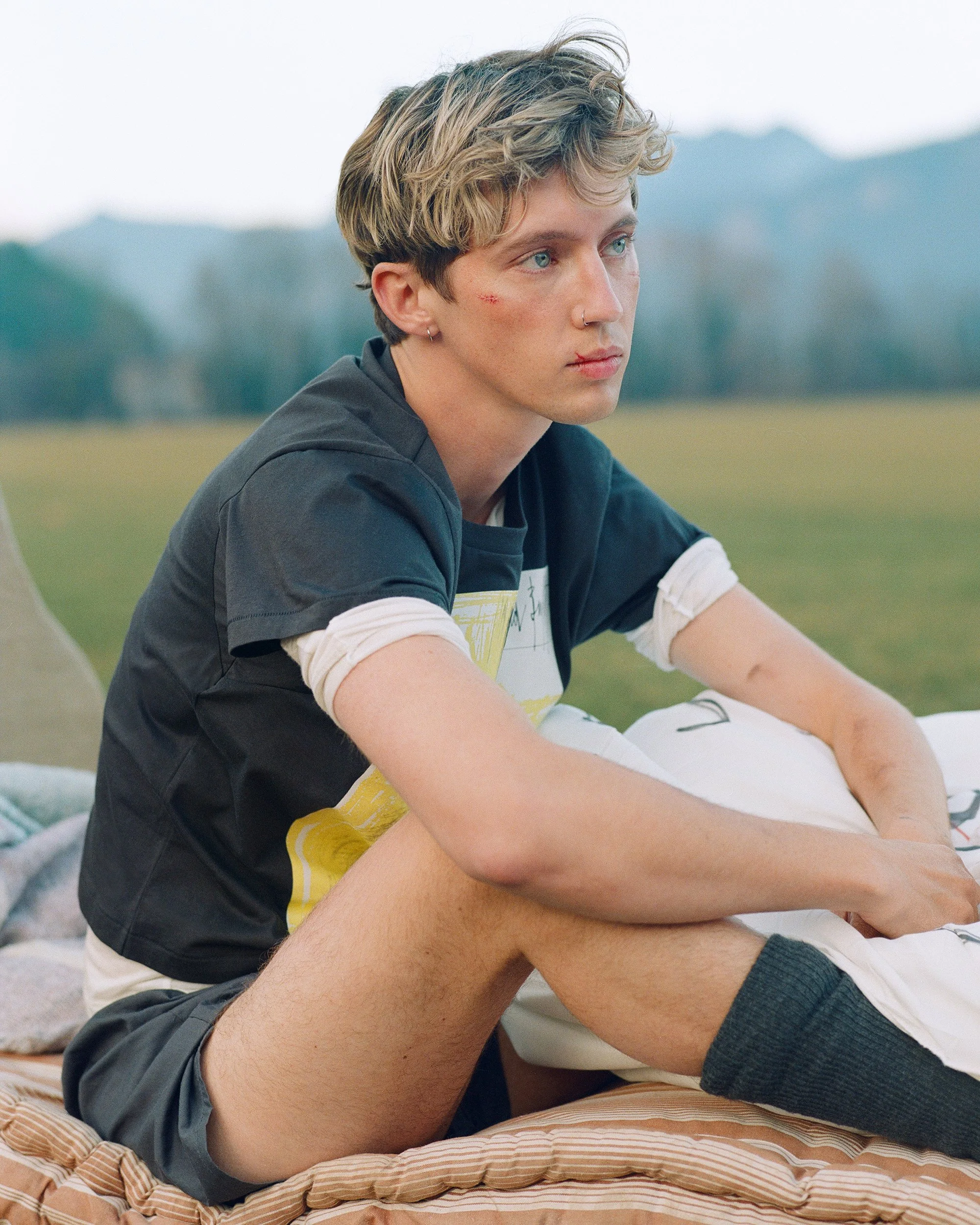TROYE_SIVAN_BY_SEBASTIAN_FAENA_IMAGE_4.jpg