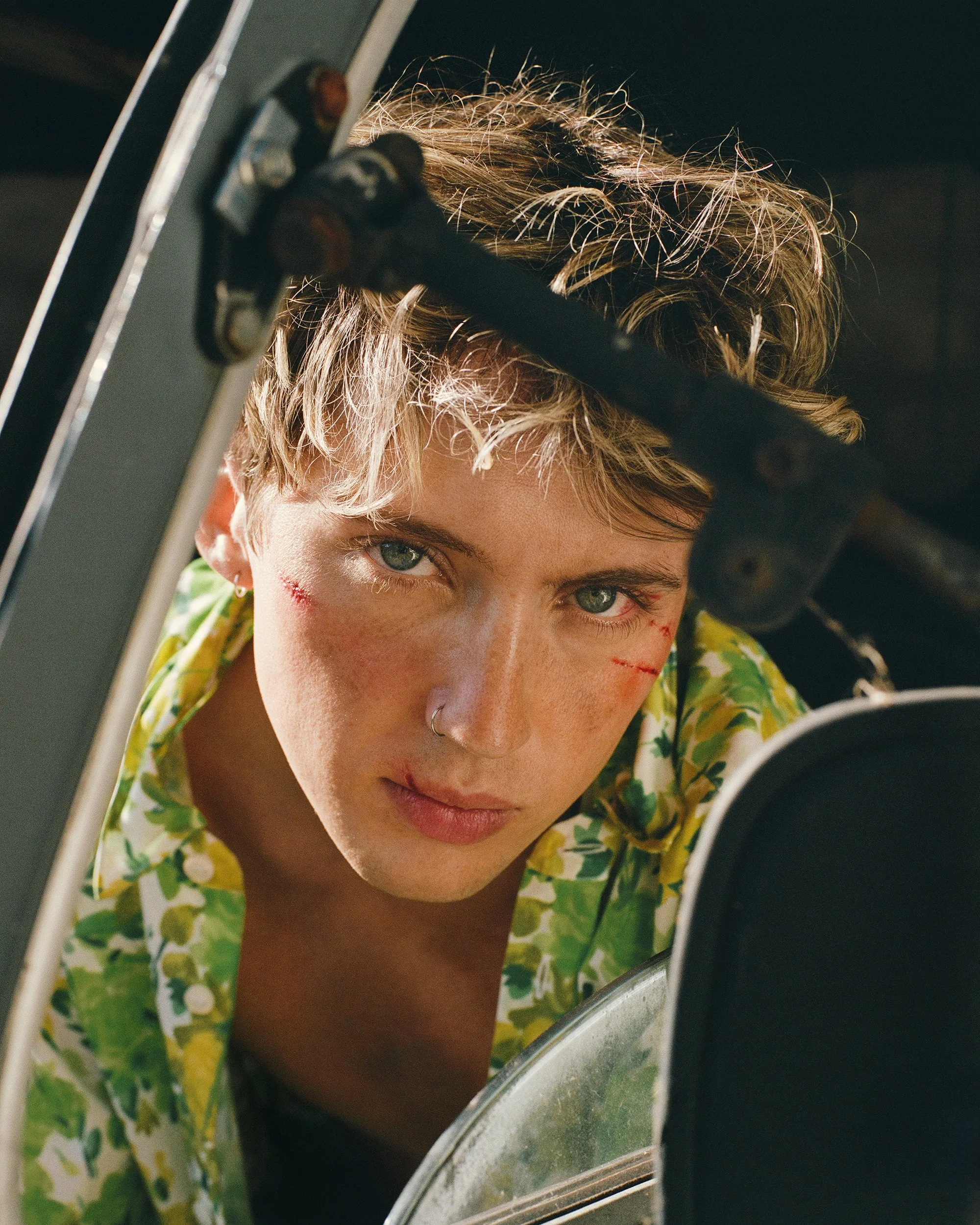 TROYE_SIVAN_BY_SEBASTIAN_FAENA_IMAGE_6.jpg