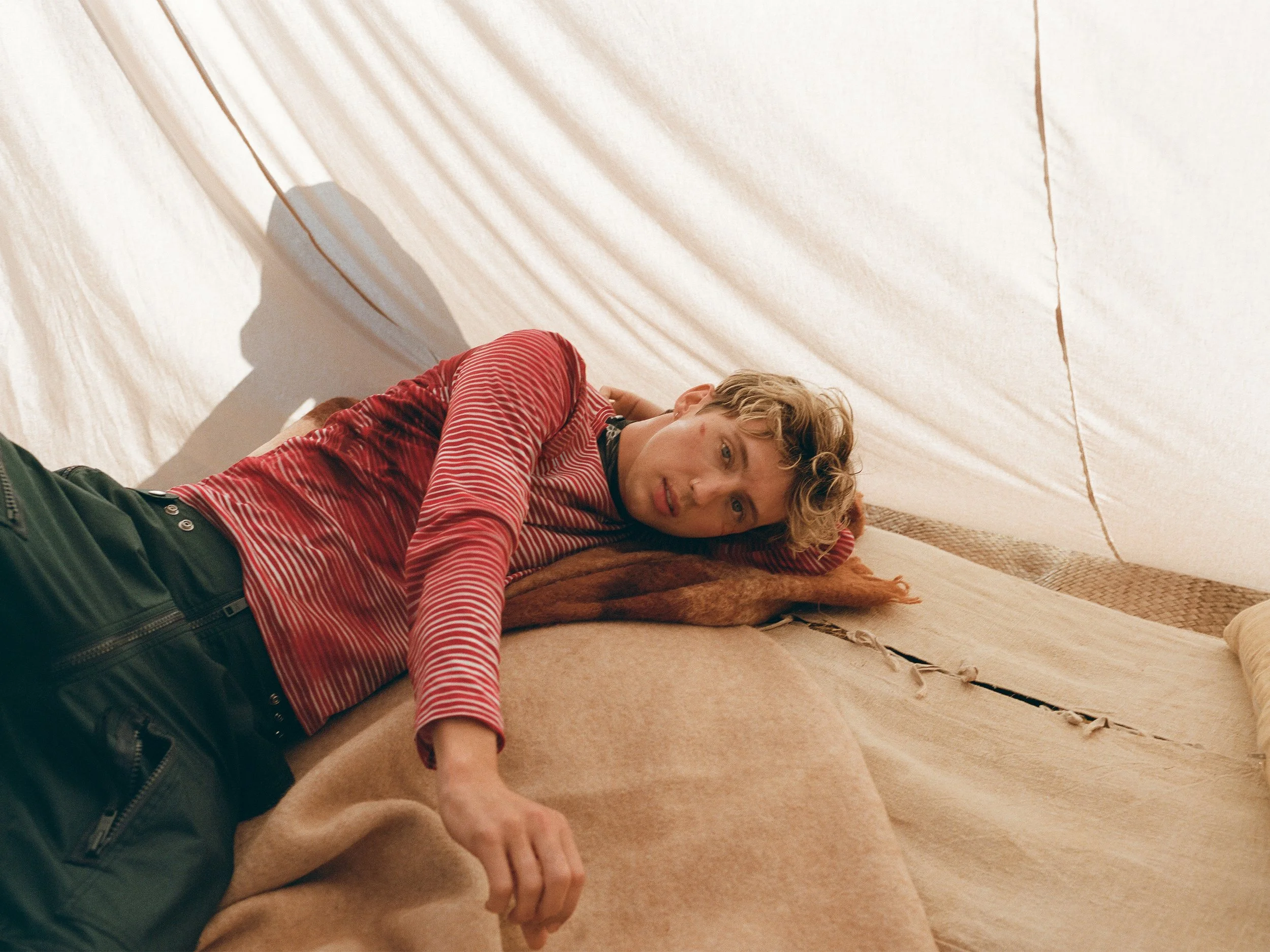 TROYE_SIVAN_BY_SEBASTIAN_FAENA_IMAGE_15.jpg