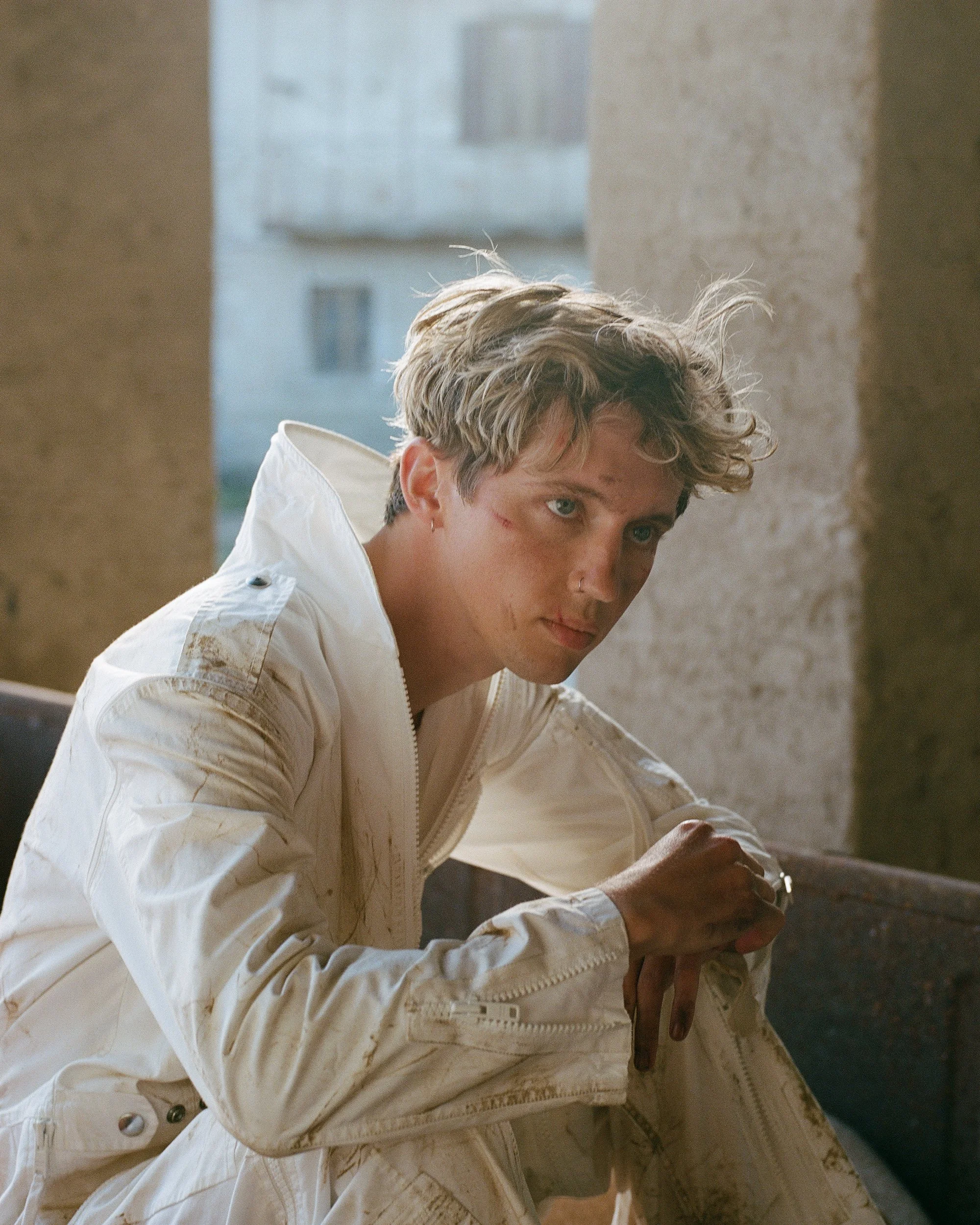 TROYE_SIVAN_BY_SEBASTIAN_FAENA_IMAGE_18.jpg