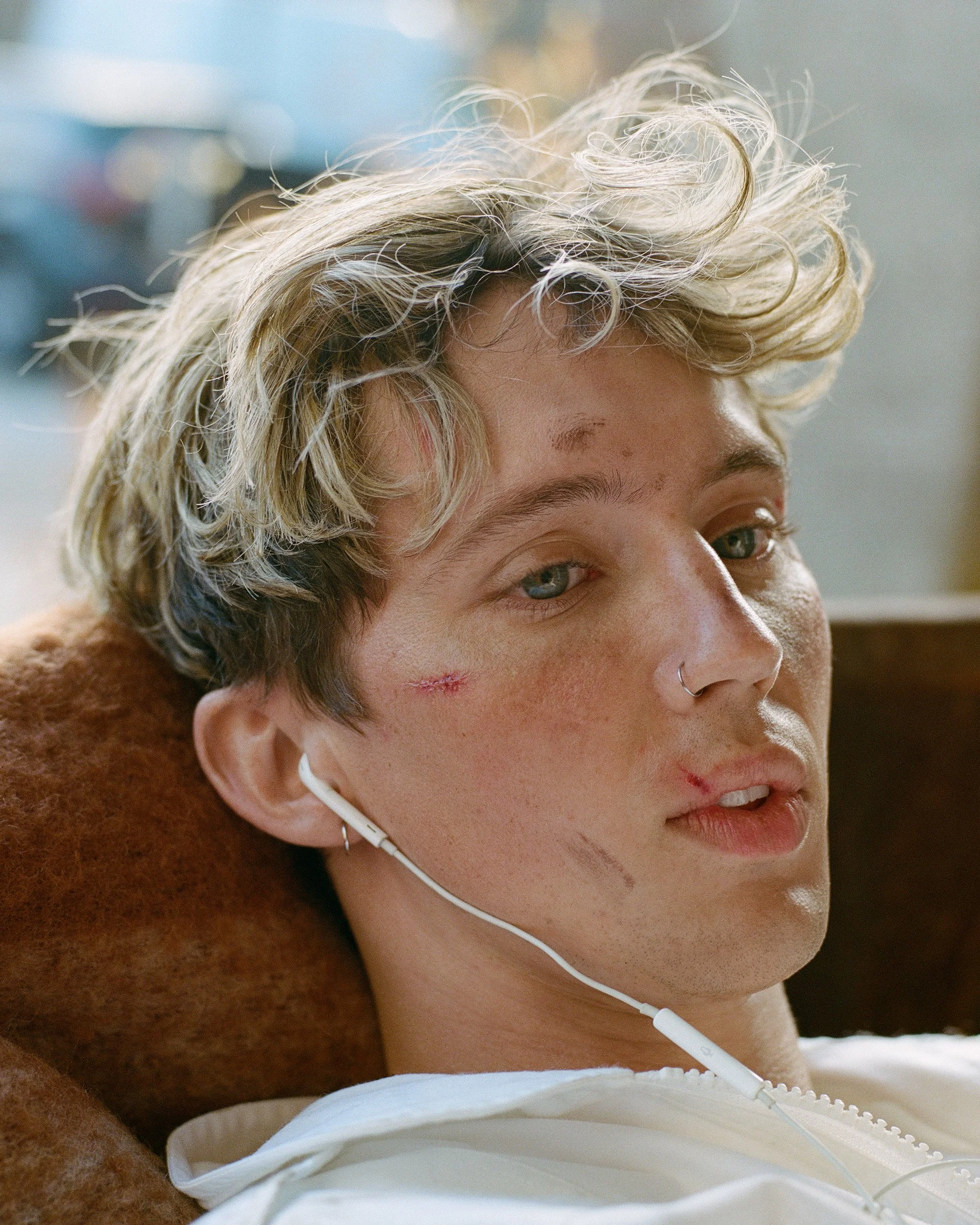 TROYE_SIVAN_BY_SEBASTIAN_FAENA_IMAGE_19.jpg