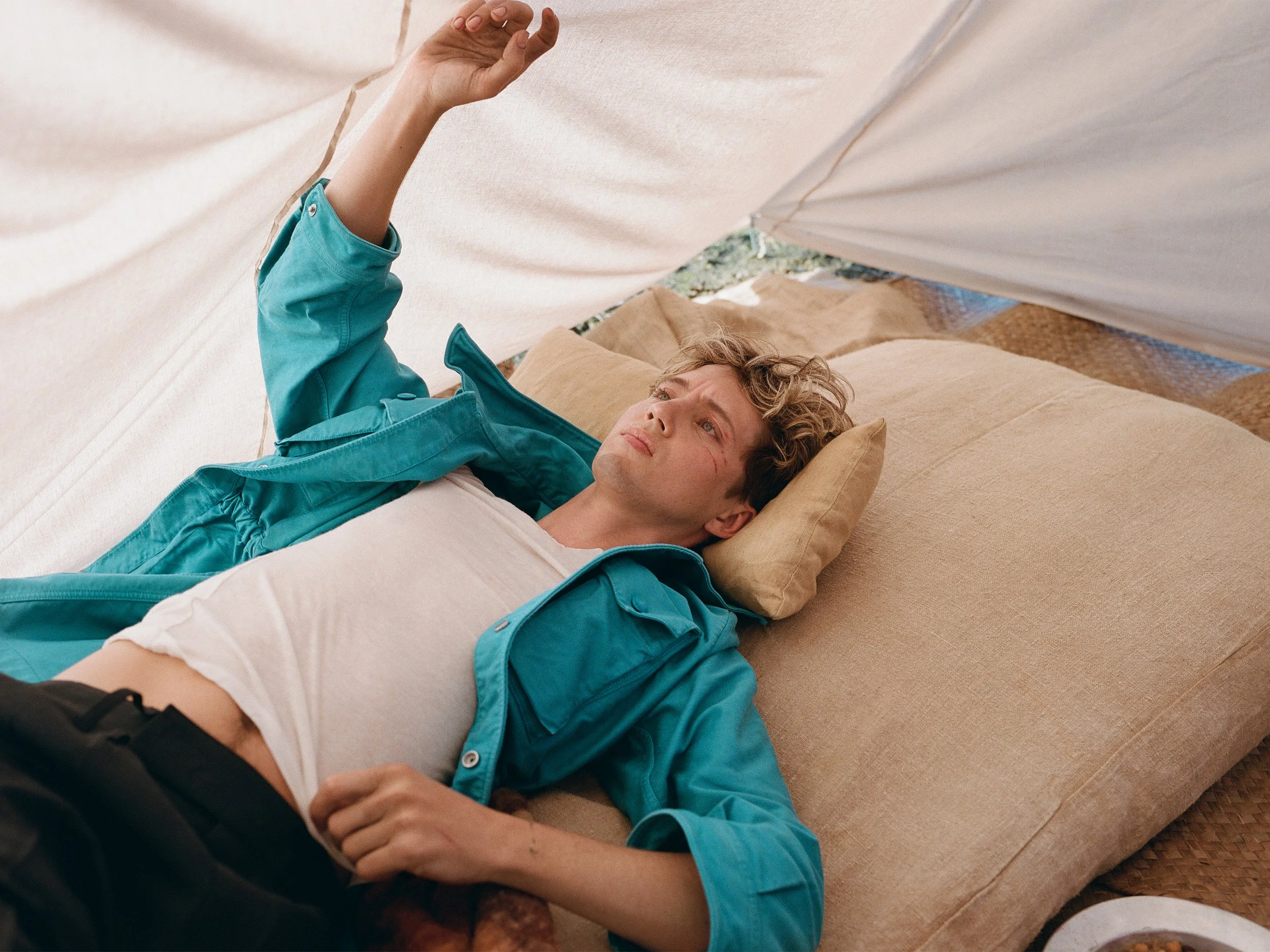 TROYE_SIVAN_BY_SEBASTIAN_FAENA_IMAGE_25.jpg