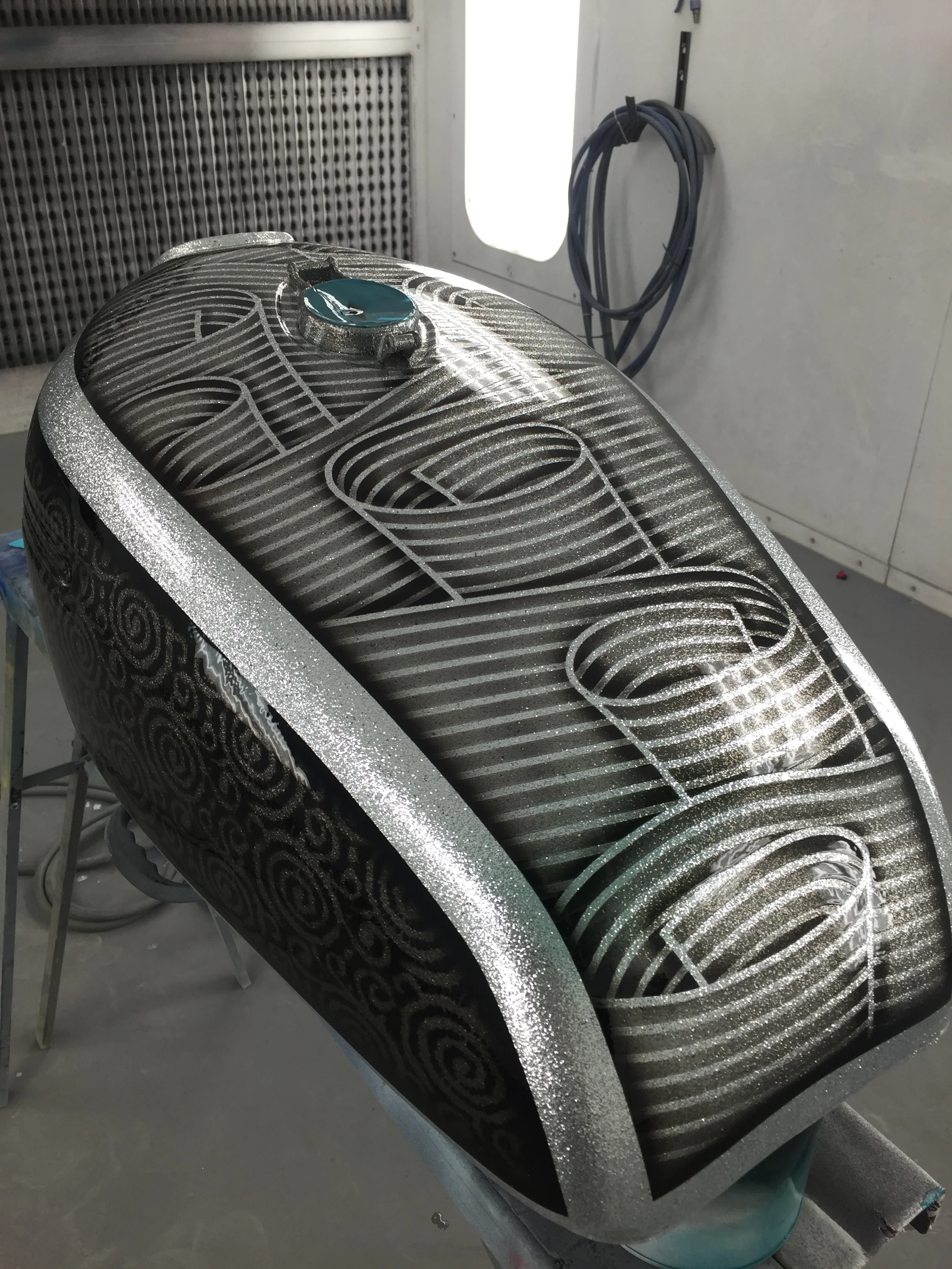 Kawasaki KZ750 Cafe Racer: Old School Metal-Flake Fuel Tank